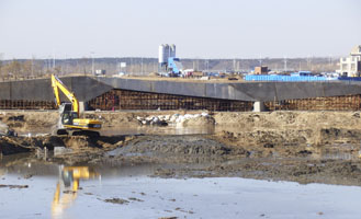 Voetgangersbrug over Baisha rivier in aanbouw, Shenyang
